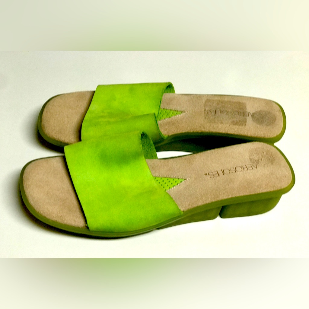 Womens 75 B Lime Green Suede Air Cushioned Rubber Aerosoles Slip On Sandals